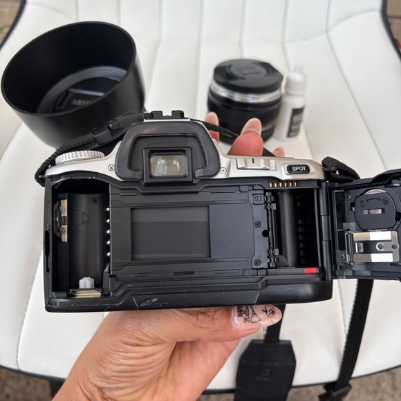 Vintage Minolta QTSI Maxxum 35 mm Film Camera with 70-210 & 35-80 AF Zoom Lens - Picture 17 of 17